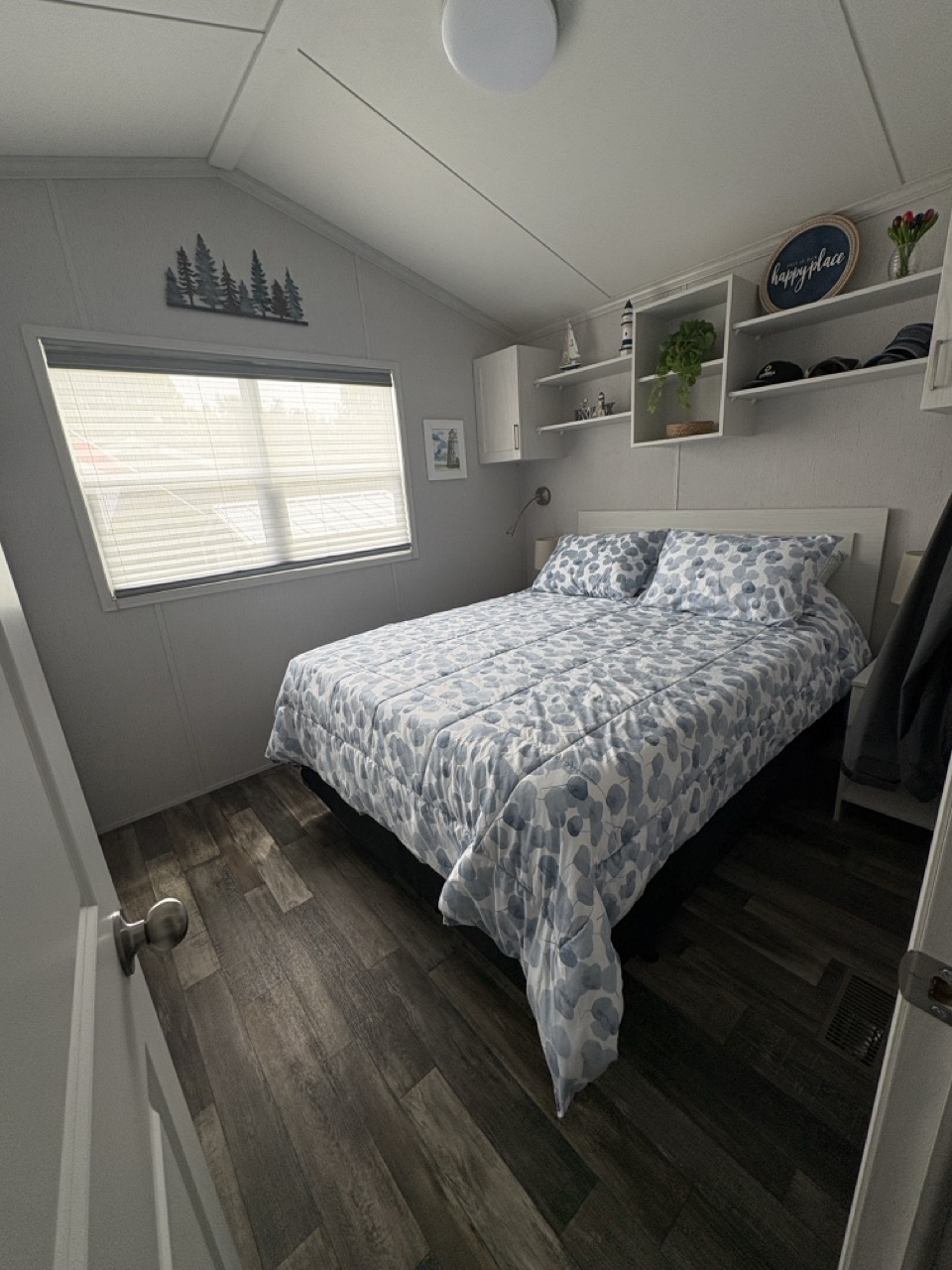 Site 896 | For Sale | Carolina Drive North | 1 Bedroom Trailer | Master | Carsons Camp