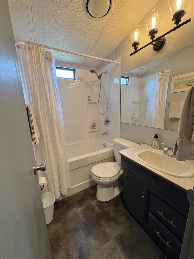 Site 782 | For Sale | Maple Drive South | 2 Bedroom Trailer | Main queen | Carsons Camp