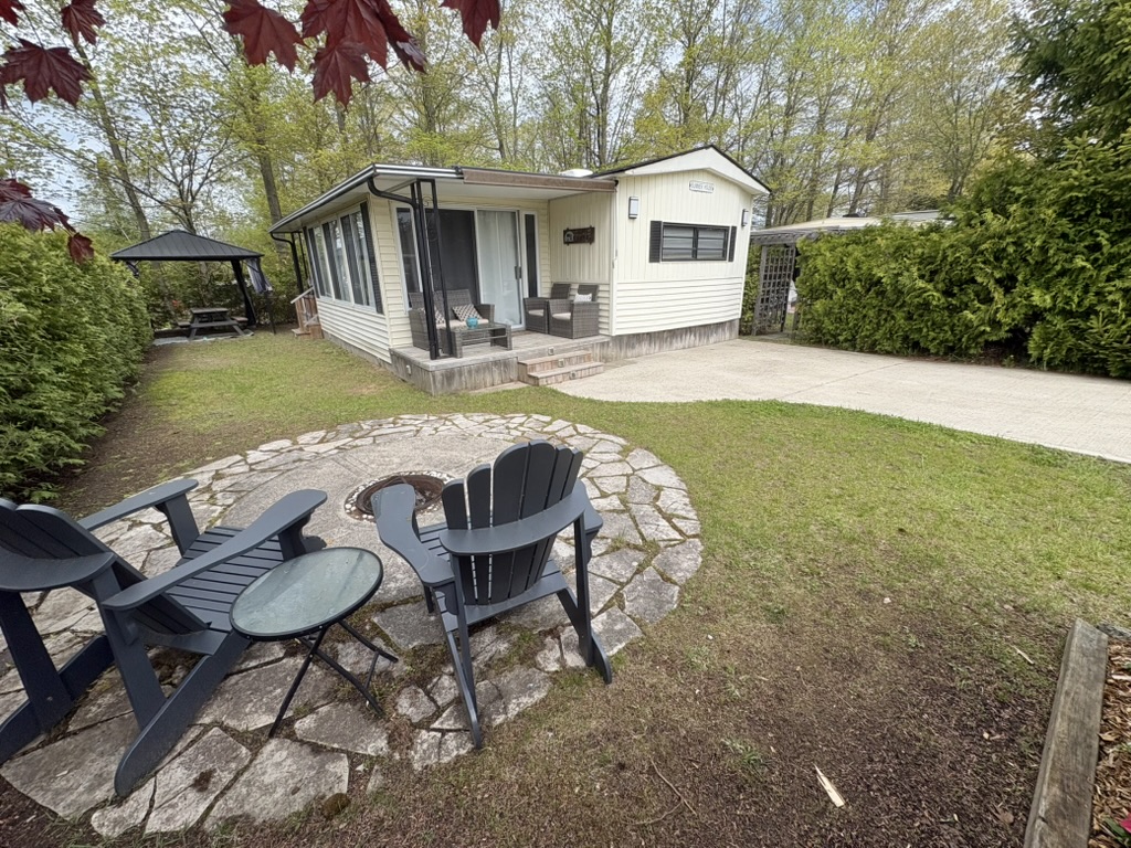 Site 782 | For Sale | Maple Drive South | 2 Bedroom Trailer | Main queen | Carsons Camp
