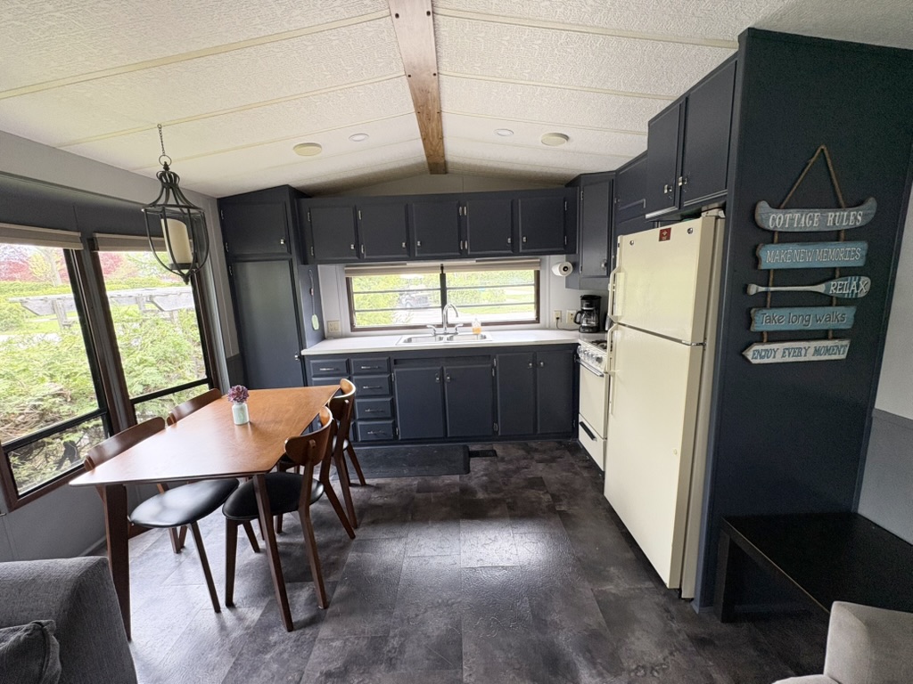 Site 782 | For Sale | Maple Drive South | 2 Bedroom Trailer | Main queen | Carsons Camp