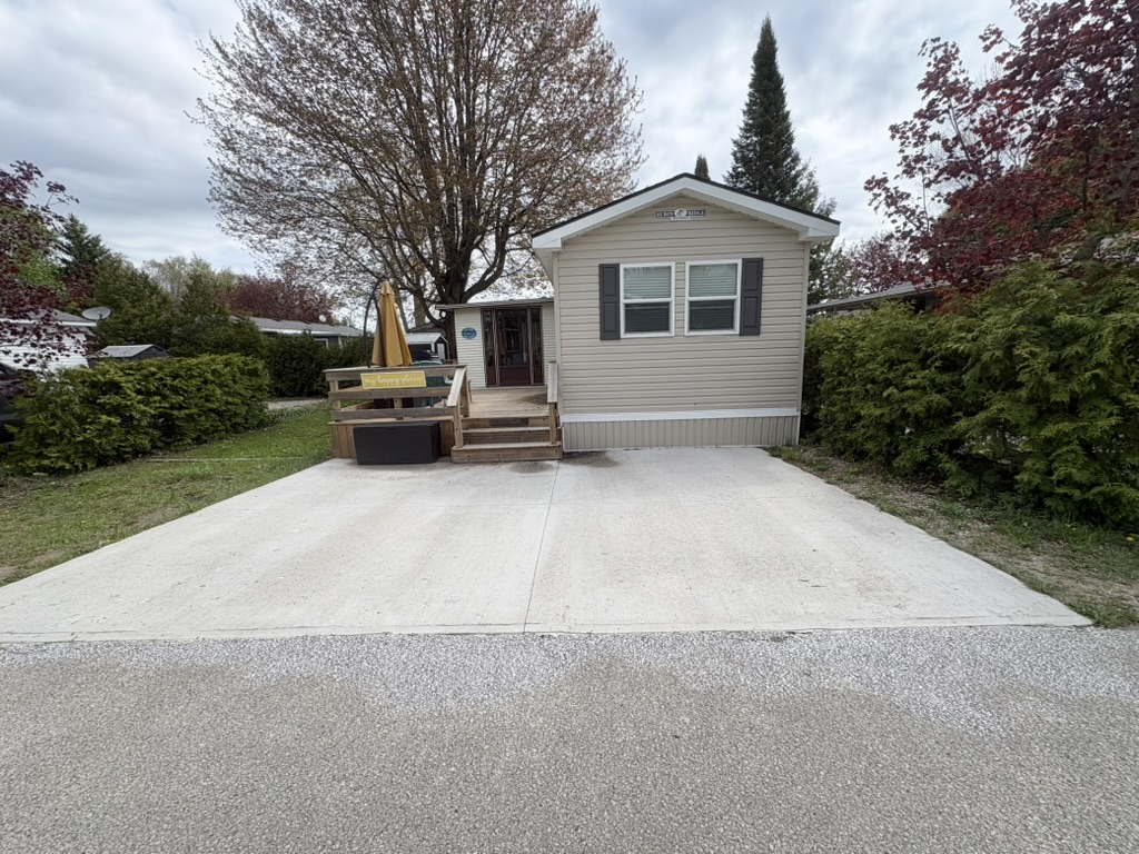 Site 994 | For Sale | Poplar Drive North | 3 Bedroom Trailer | Main queen | Carsons Camp