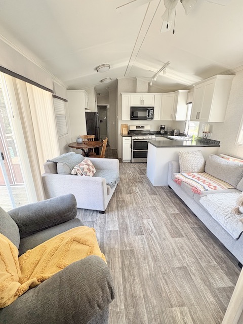 Site 994 | For Sale | Poplar Drive North | 3 Bedroom Trailer | Main queen | Carsons Camp