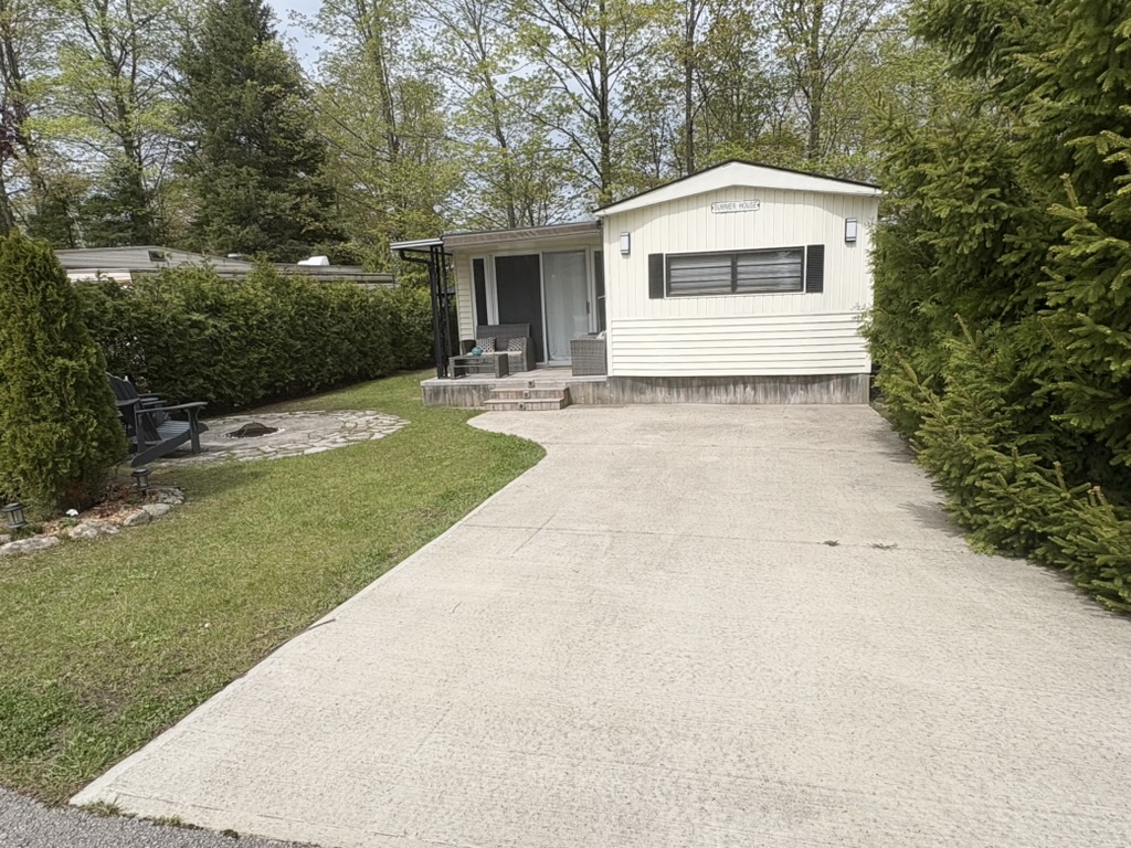 Site 782 | For Sale | Maple Drive South | 2 Bedroom Trailer | Main queen | Carsons Camp