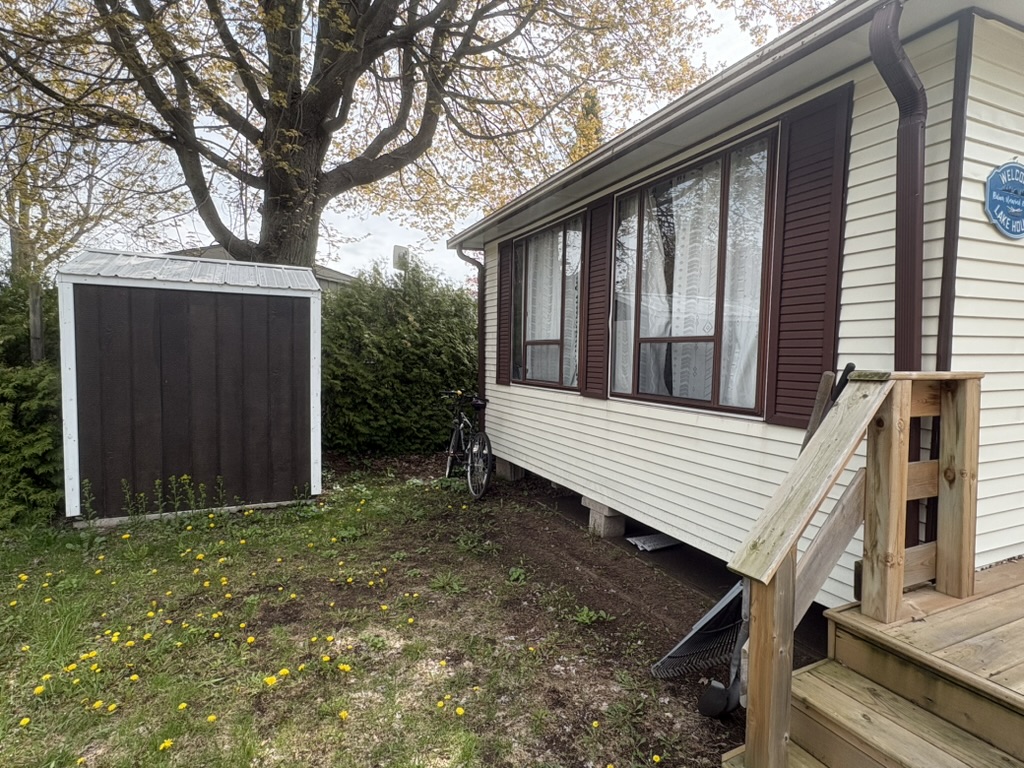 Site 994 | For Sale | Poplar Drive North | 3 Bedroom Trailer | Main queen | Carsons Camp