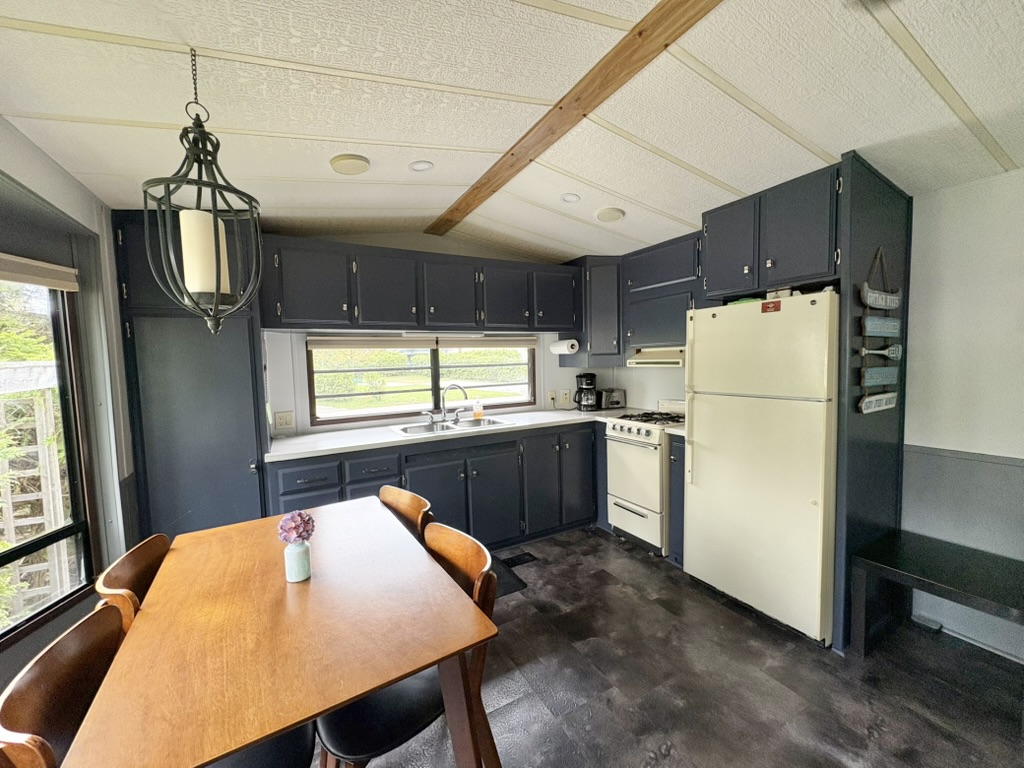 Site 782 | For Sale | Maple Drive South | 2 Bedroom Trailer | Main queen | Carsons Camp