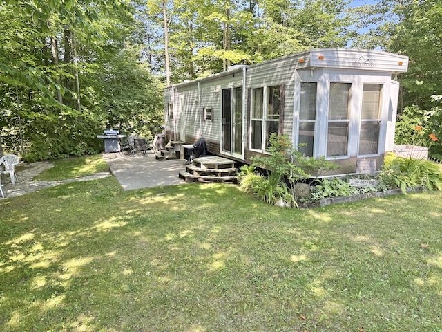 Site 752 | For Sale | Maple Drive North | 2 Bedroom Trailer | Main Queen | Carsons Camp |
