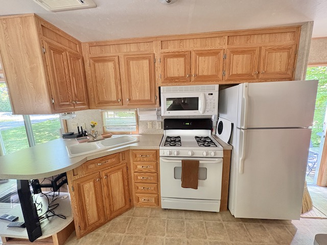 Site 752 | For Sale | Maple Drive North | 2 Bedroom Trailer | Main Queen | Carsons Camp |
